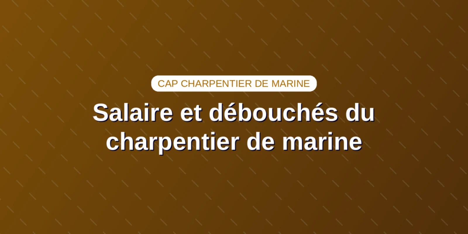 Salaire et débouchés du charpentier de marine : carrières Charpentier naval inspectant la charpente en bois d'un bateau en cours de construction en atelier